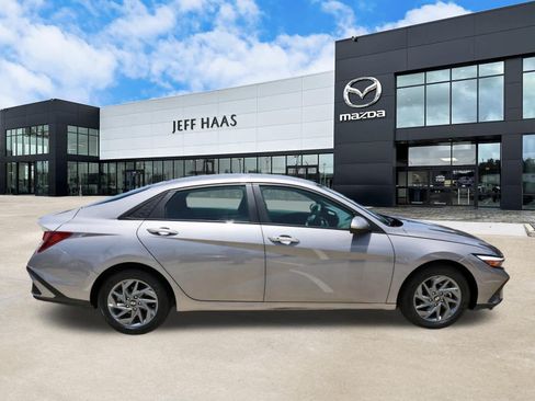 Used 2024 Hyundai Elantra SEL FWD image 5