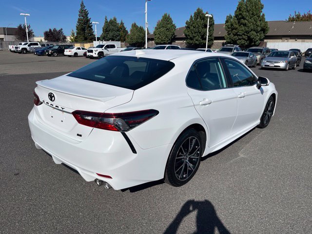 Used 2022 Toyota Camry SE FWD image 3