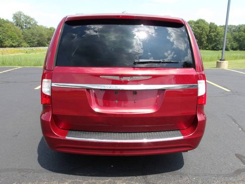 Used 2011 Chrysler Town & Country Touring FWD image 4