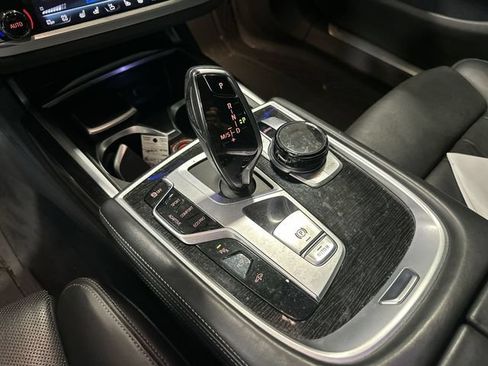 Used 2018 BMW 750i RWD image 27