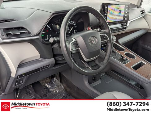 Used 2024 Toyota Sienna XLE image 16