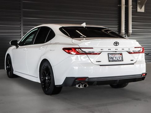 Used 2025 Toyota Camry SE image 2