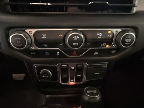 Used 2024 Jeep Wrangler Unlimited AWD/4WD image 21