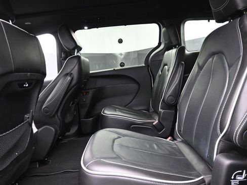 Used 2024 Chrysler Pacifica Limited w/ S Appearance Package image 11