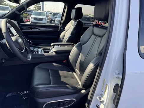 Used 2024 Jeep Wagoneer L Base image 20