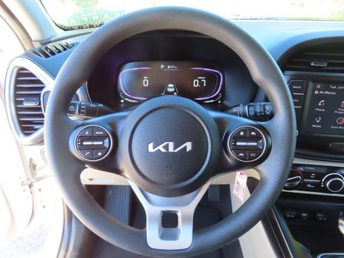 Certified 2025 Kia Soul LX w/ LX Technology Package FWD image 15