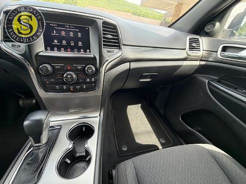 Used 2019 Jeep Grand Cherokee Laredo AWD/4WD image 23
