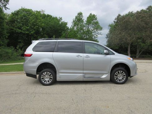 Used 2020 Toyota Sienna XLE w/ XLE Navigation Package FWD image 7