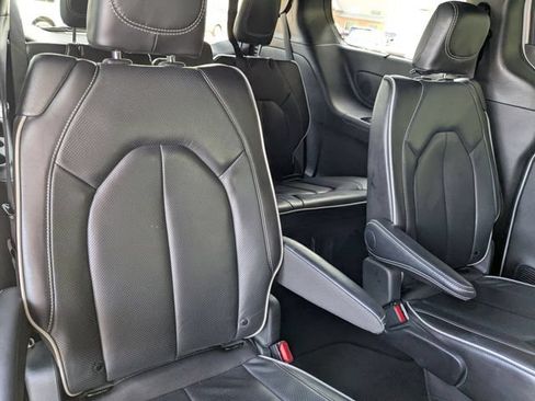 Used 2025 Chrysler Pacifica Limited FWD image 32
