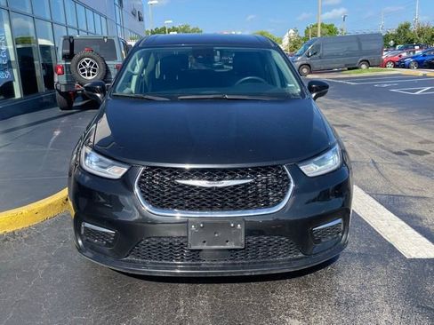 Used 2023 Chrysler Pacifica Touring-L image 3