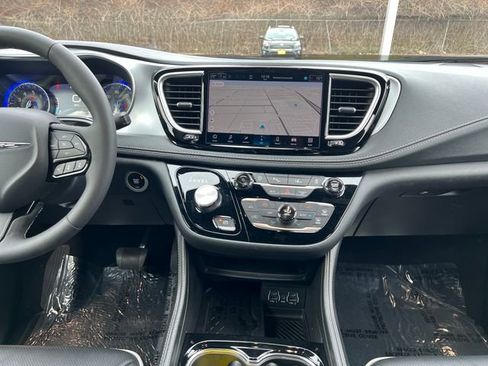 Used 2025 Chrysler Pacifica Limited image 24
