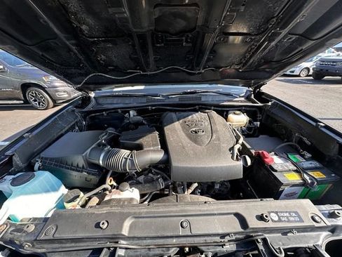 Used 2019 Toyota Tacoma TRD Off-Road w/ Technology Package AWD/4WD image 17