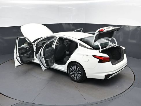 Used 2025 Nissan Altima 2.5 SV FWD image 46