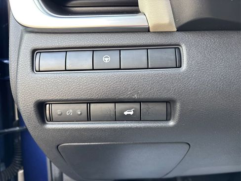 Used 2022 Nissan Rogue SV w/ SV Premium Package image 38