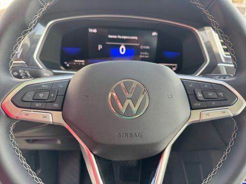 Used 2022 Volkswagen Tiguan SE w/ Panoramic Sunroof Package image 37