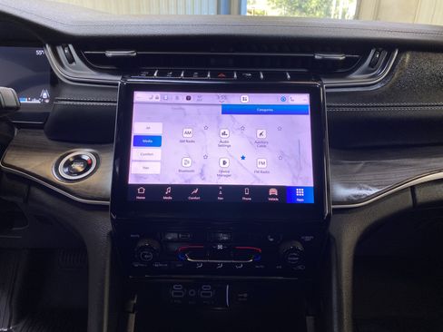 Used 2025 Jeep Grand Cherokee L Limited w/ Black Appearance Package image 43