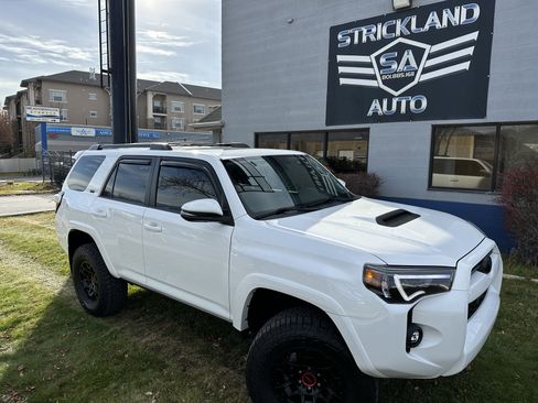 Used 2023 Toyota 4Runner SR5 Premium image 3