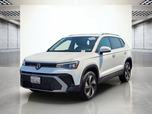 Certified 2025 Volkswagen Taos SE w/ Panoramic Sunroof Package AWD/4WD image 12