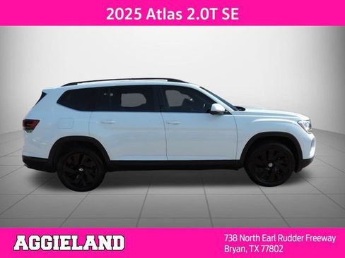 Used 2025 Volkswagen Atlas SE FWD image 2