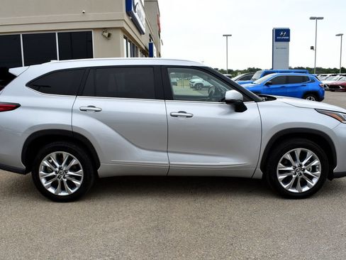 Used 2023 Toyota Highlander Limited FWD image 2