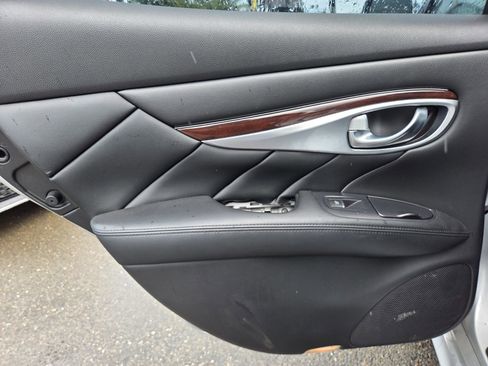 Used 2016 INFINITI Q70 3.7 RWD image 10