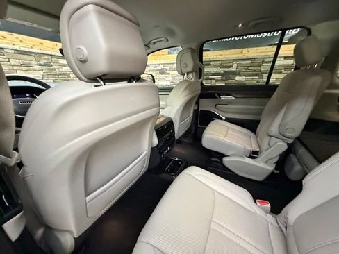 Used 2023 Jeep Wagoneer Series III w/ Preferred Equipment Group AWD/4WD image 29