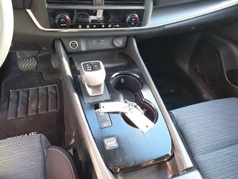 Used 2023 Nissan Rogue SV image 18