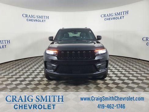 Used 2024 Jeep Grand Cherokee Altitude image 10