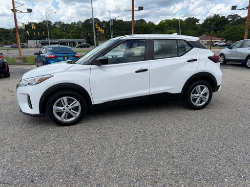 Used 2021 Nissan Kicks S FWD image 17