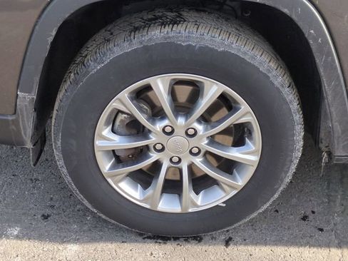 Used 2021 Jeep Cherokee Latitude Plus AWD/4WD image 32