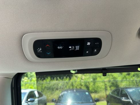 Used 2023 Chrysler Pacifica Touring-L FWD image 11