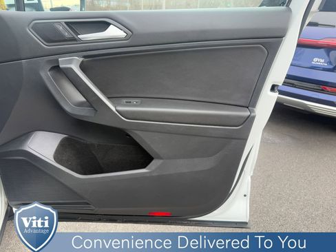 Used 2021 Volkswagen Tiguan SE w/ Panoramic Sunroof Package image 28