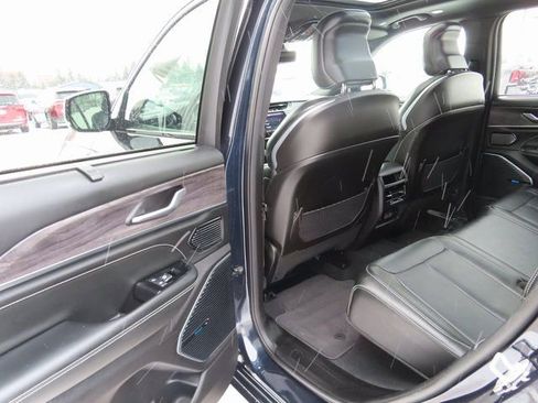 Used 2024 Jeep Grand Cherokee Overland w/ Luxury Tech Group IV image 22