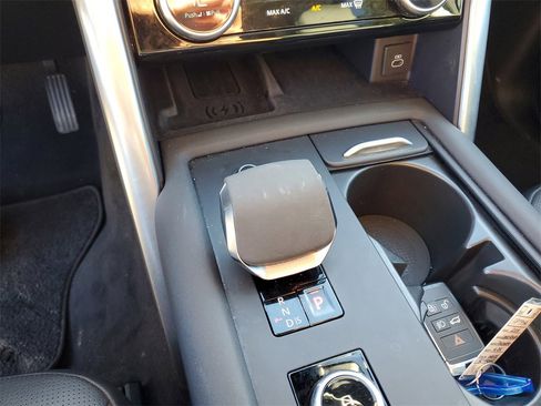 Used 2024 Land Rover Discovery S image 25