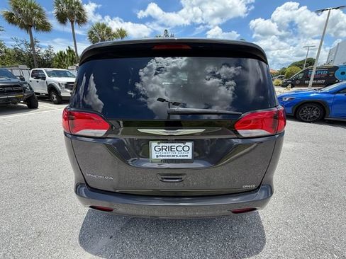 Used 2017 Chrysler Pacifica Touring w/ Tire & Wheel Group FWD image 11