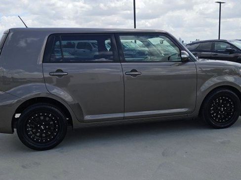 Used 2011 Scion xB FWD image 9