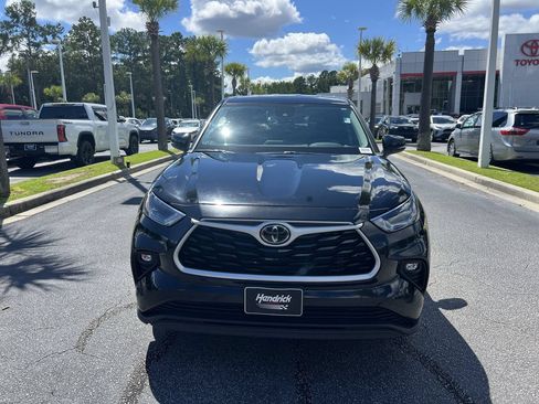 Used 2024 Toyota Highlander LE FWD image 3