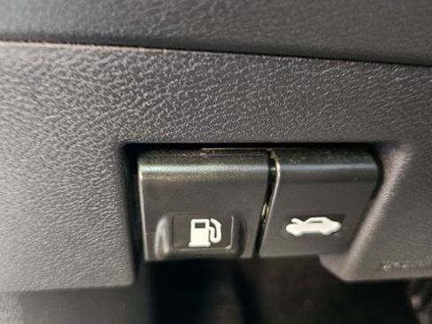 Used 2020 Nissan Versa S FWD image 17