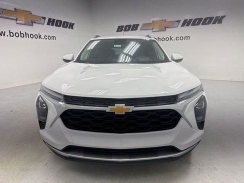 Used 2026 Chevrolet Trax LT w/ Driver Confidence Package FWD image 2