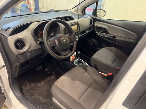 Used 2016 Toyota Yaris L image 9