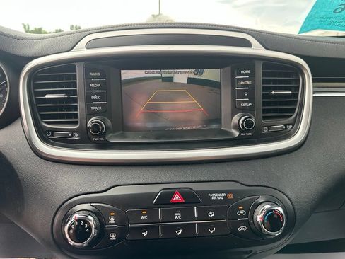 Used 2020 Kia Sorento LX FWD image 17