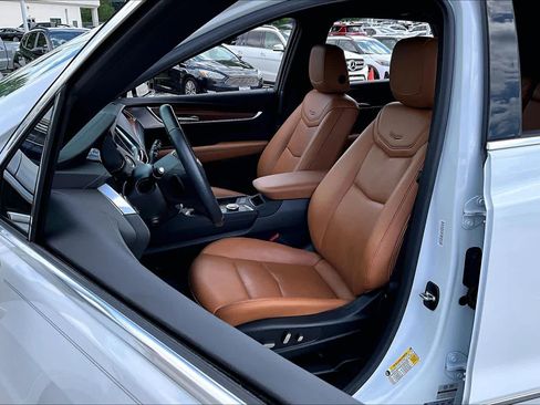 Used 2023 Cadillac XT5 Premium Luxury w/ Technology Package FWD image 8