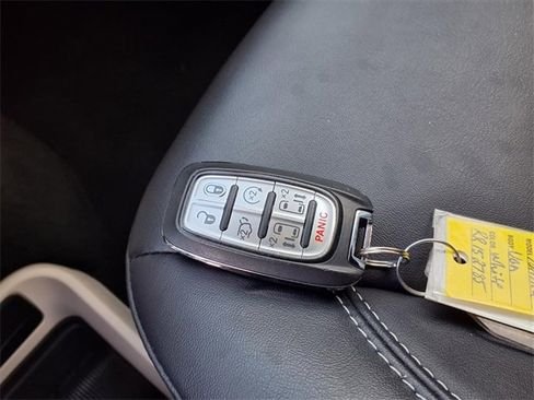 Used 2024 Chrysler Pacifica Touring-L image 16