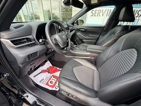 Used 2025 Toyota Highlander XSE AWD/4WD image 13