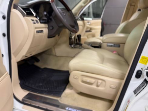 Used 2013 Lexus LX 570 4WD w/ Luxury Pkg w/Pre-crash image 18