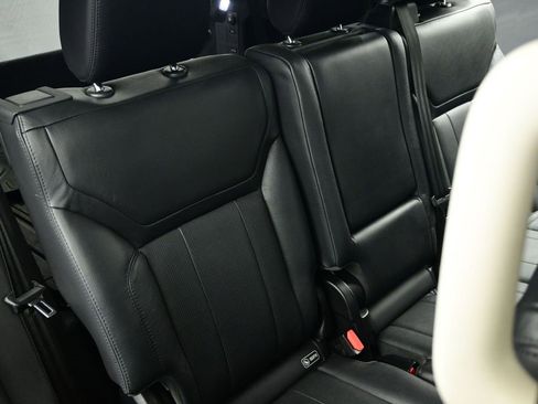 Used 2017 Land Rover Discovery HSE image 32