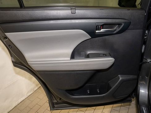 Certified 2023 Toyota Highlander XLE image 11