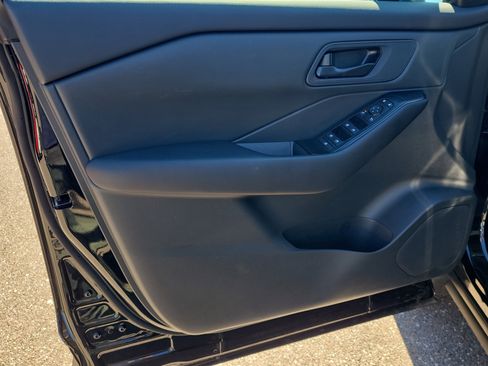 Used 2025 Nissan Rogue S image 17