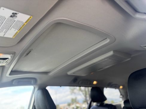 Used 2018 Toyota Sienna SE Premium w/ Carpet Mat Package image 19