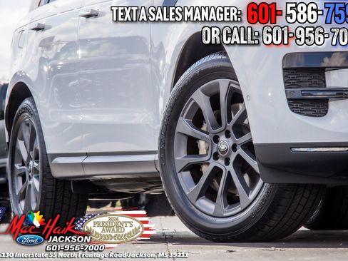 Used 2024 Land Rover Range Rover Sport SE AWD/4WD image 2